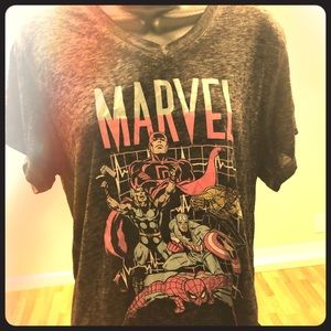 Women’s marvel V neck tee size M